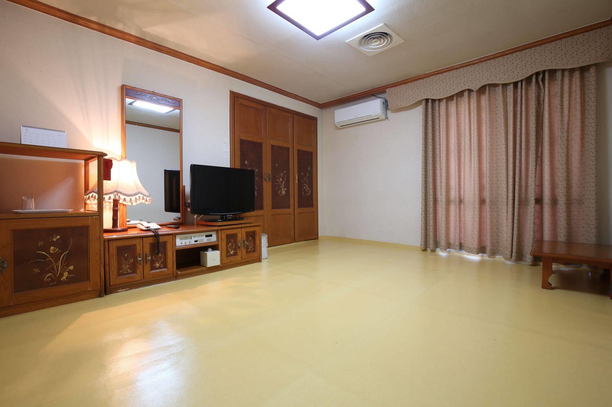 Lake Hills Hotel Songnisan Boeun エクステリア 写真